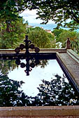 Azzorre, Isola Terceira - Angra do Heroismo, giardini del Duca di Terceira (gi del Monastero di Sao Fancisco). Il busto brasiliano-amerindo e la cisterna per l'acqua utilizzati, storicamente, per irrigare il giardino.